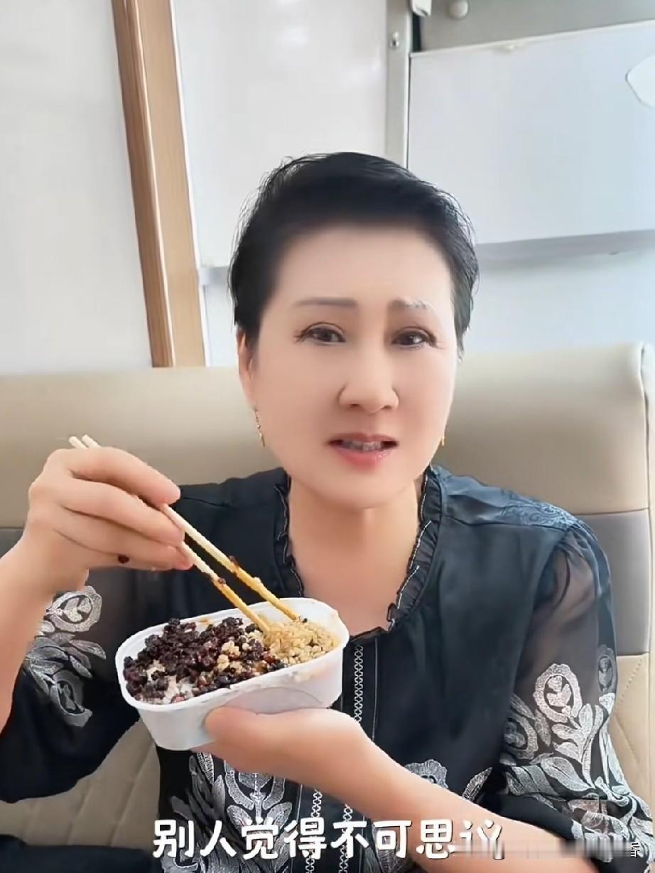 真怀疑老戏骨张凯丽上辈子是山西人，她对醋可谓情有独钟。在剧组拍戏时，她总会随身带