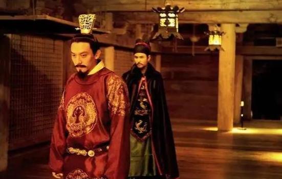 他有一个名字，皇帝亲口赐的，叫"朱全忠"——全心全意，忠于大唐。 
 
二十五年