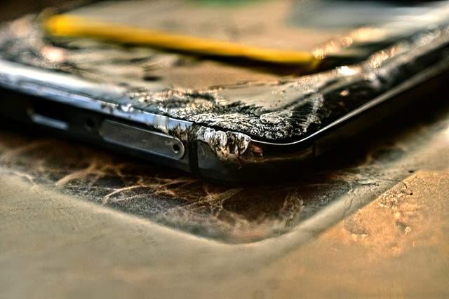 手机圈真相：不是我们怕热，是芯片在“发烧”！
以前液冷散热是游戏手机专属，现在连