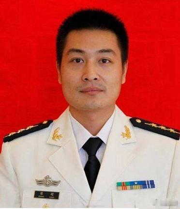 一级飞行员张超，2016年4月27日，在驾驶歼-15进行陆基模拟着舰训练时，为挽
