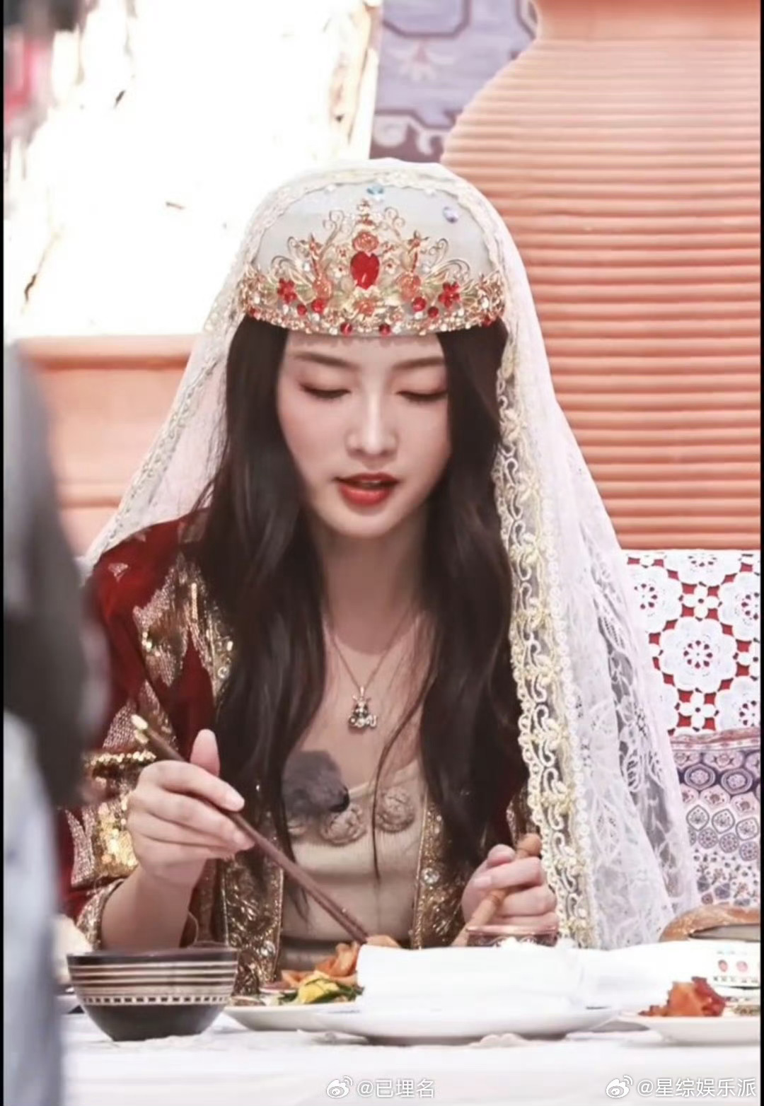 李沁团综西域公主造型好绝！精致装扮尽显风情，脸上满是藏不住的期待感，每帧路透都让