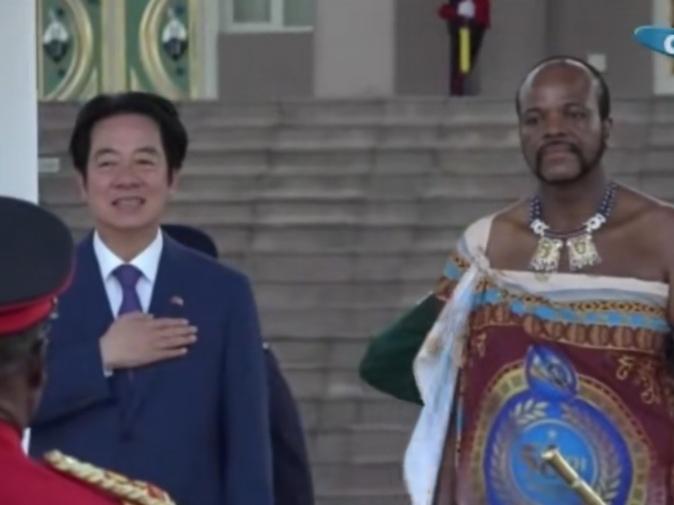 赖清德偷偷出行，公开亮相，到斯威士兰得意忘形，真以为自己是“皇帝”。
     