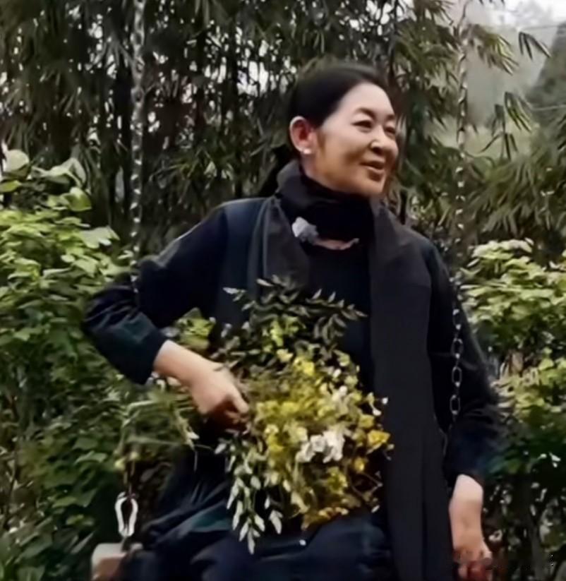 刷视频刷到倪萍上访谈节目，又说起小时候他们家的欢乐事，一筐苹果，她哥哥总是拿个红