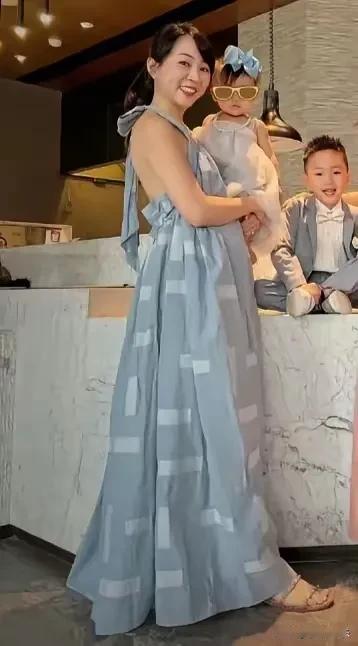 明道老婆王婷萱肤白貌美真漂亮，
还是非常甜美可爱的长相，
她以前也是一位艺人，