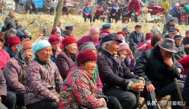 93年考上军校的穷人家孩子刘开朗，当年跟村长家的晓琳说想处对象，结果被村里好多人