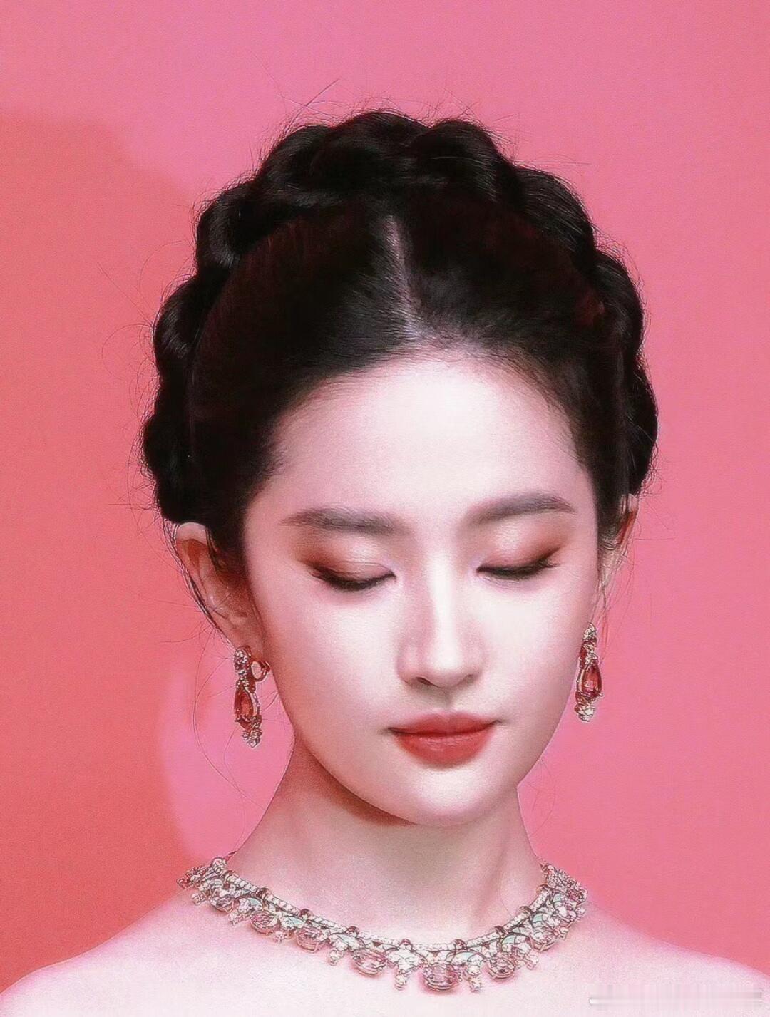 #刘亦菲年度演员##刘亦菲[超话]# 轻敛眉目，神的瞬间只是一个闭眼的抓拍，让我