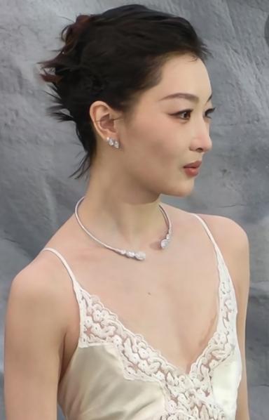 周冬雨穿的这是睡衣吗？直觉告诉我，她不适合这个风格啊，妆造师怎么每次搞性感妖艳风