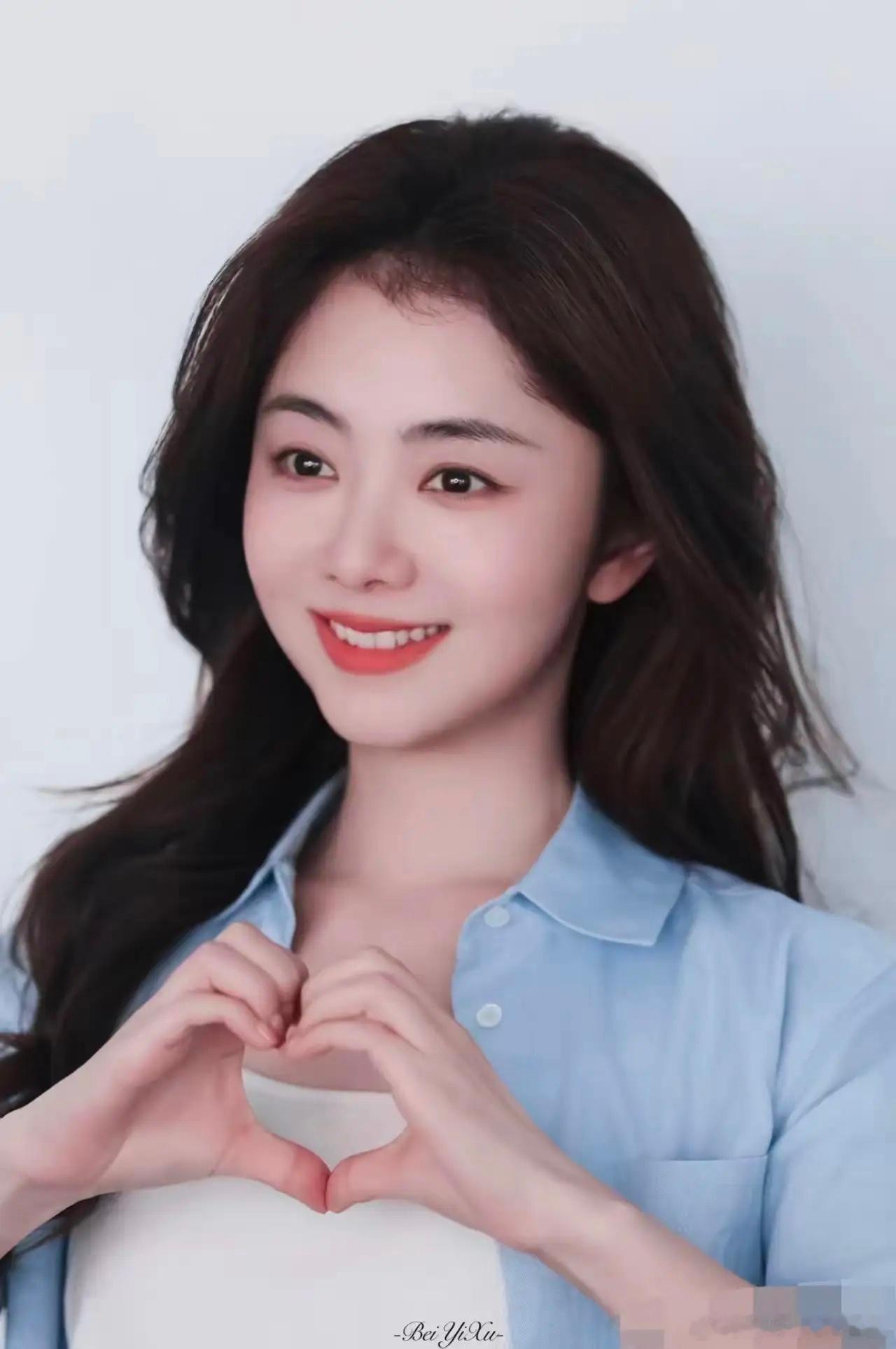 你可以说谭松韵长相一般也可以说她演技平平但是有一点我们真的喷不了，那就是她唱歌真