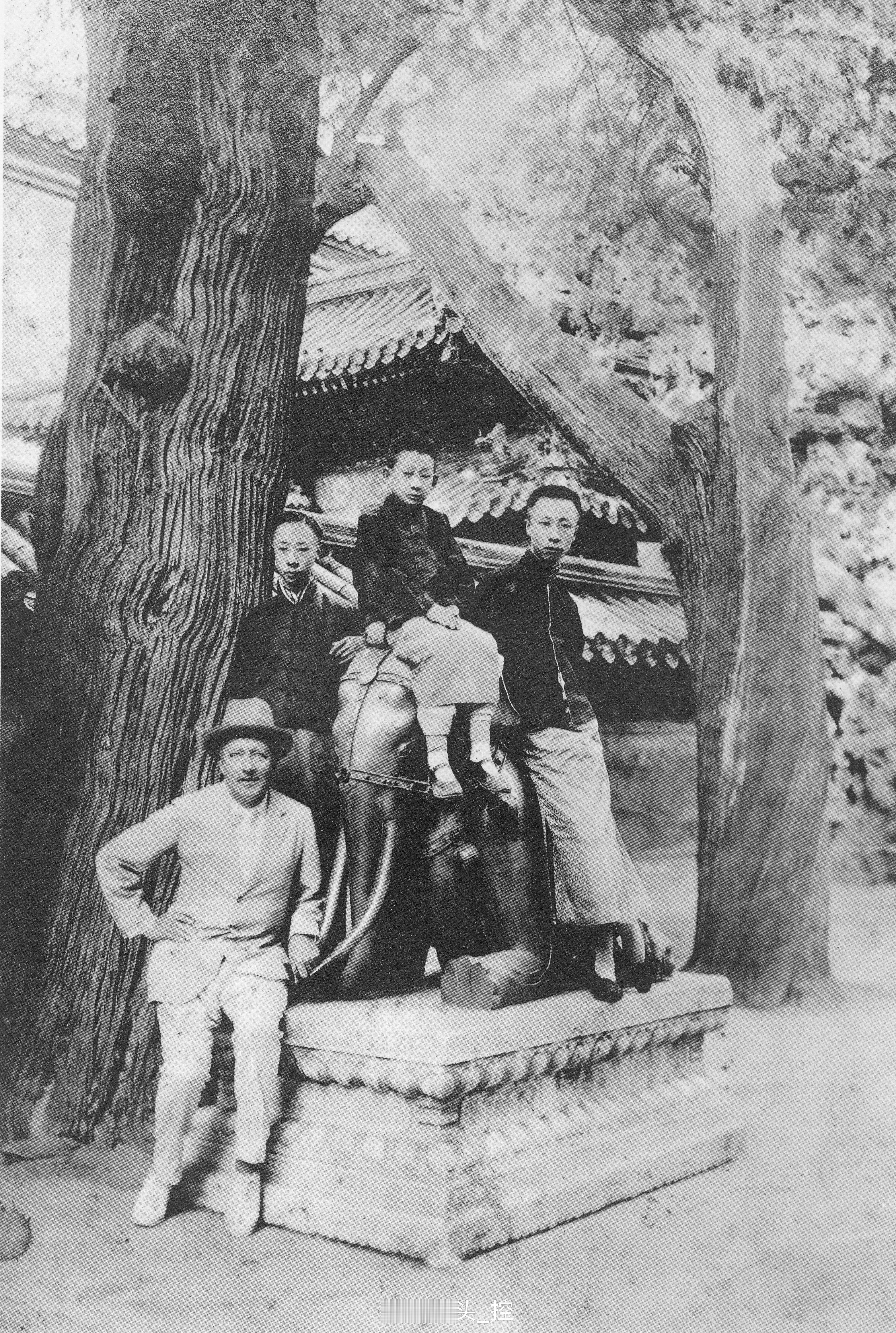 溥仪、润麒、溥杰、庄士敦在御花园。 馒头控的书影  故宫珍藏人物照片荟萃  金价