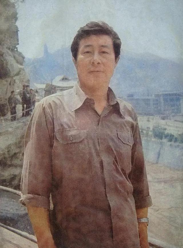 王心刚 龚雪 娜仁花 贺小书在延安
同一个取景点拍照
