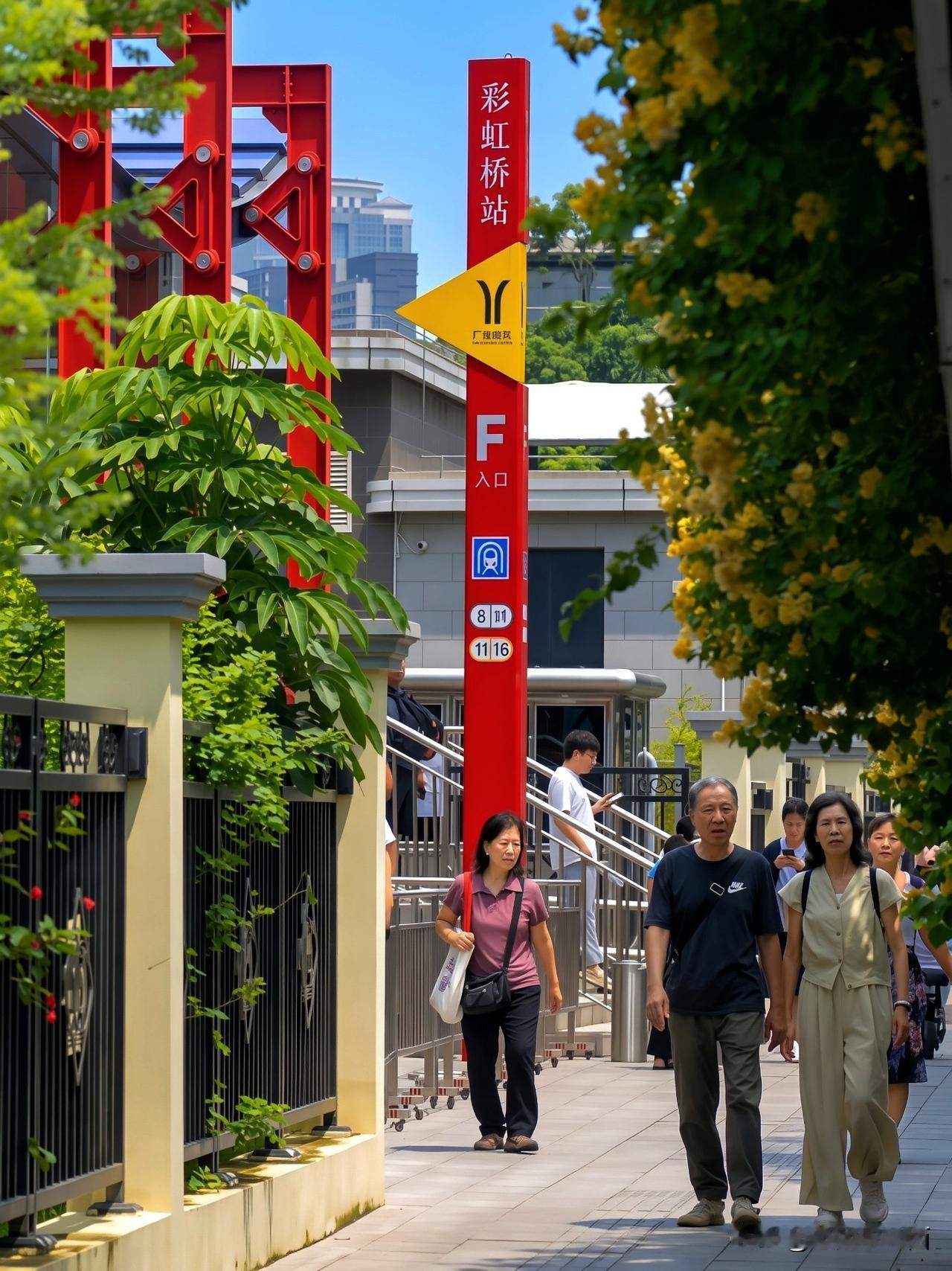 高架路桥纵横交错，黄色公交穿行城市道路。
行人步履匆匆，花叶点缀街巷，在明媚日光