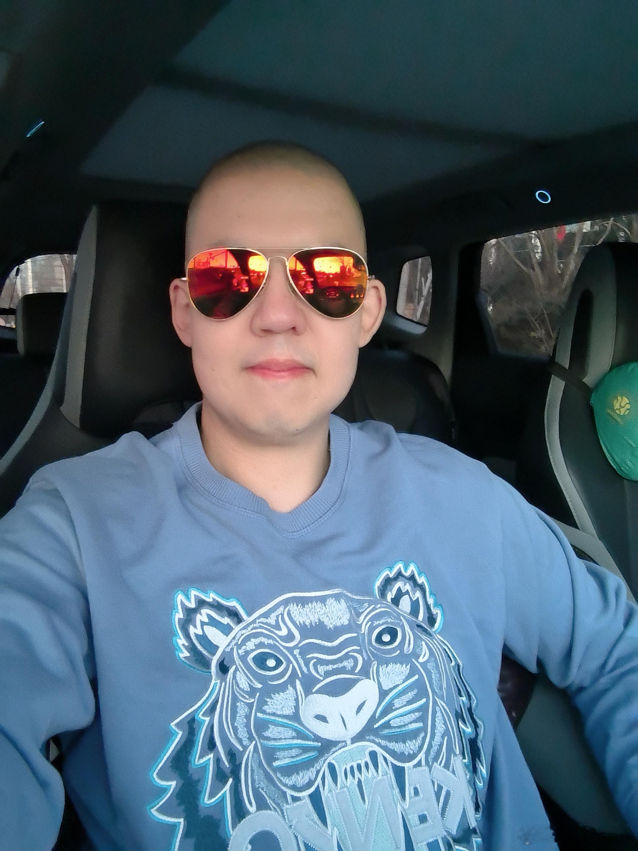 晚上好！朋友们！开心快乐！2025最后一个自拍！提前祝大家新年快乐！😬👍  