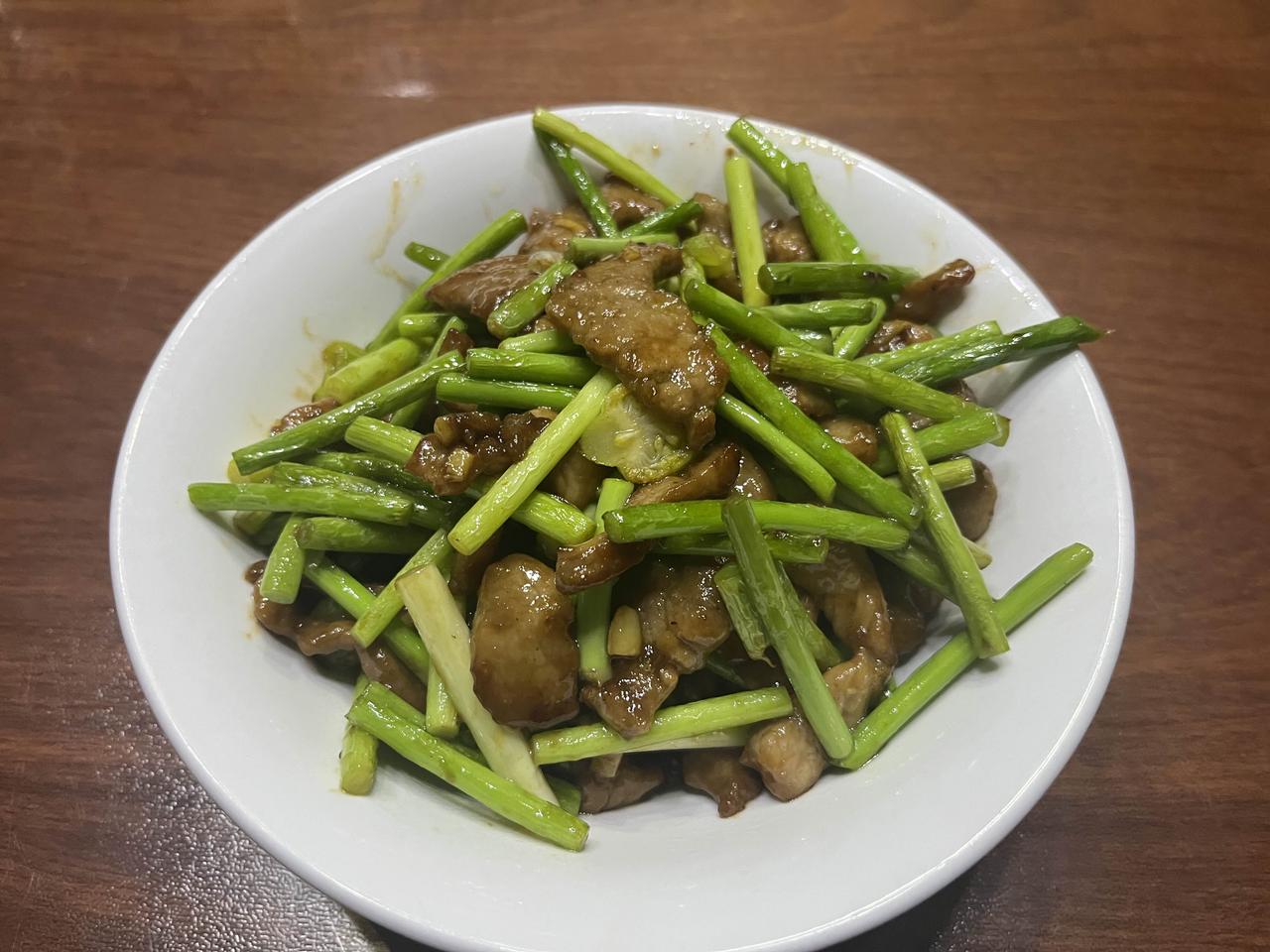 蒜苔炒肉怎么做嫩滑好吃？

        用半斤猪前腿瘦肉、半斤蒜苔。操作如下