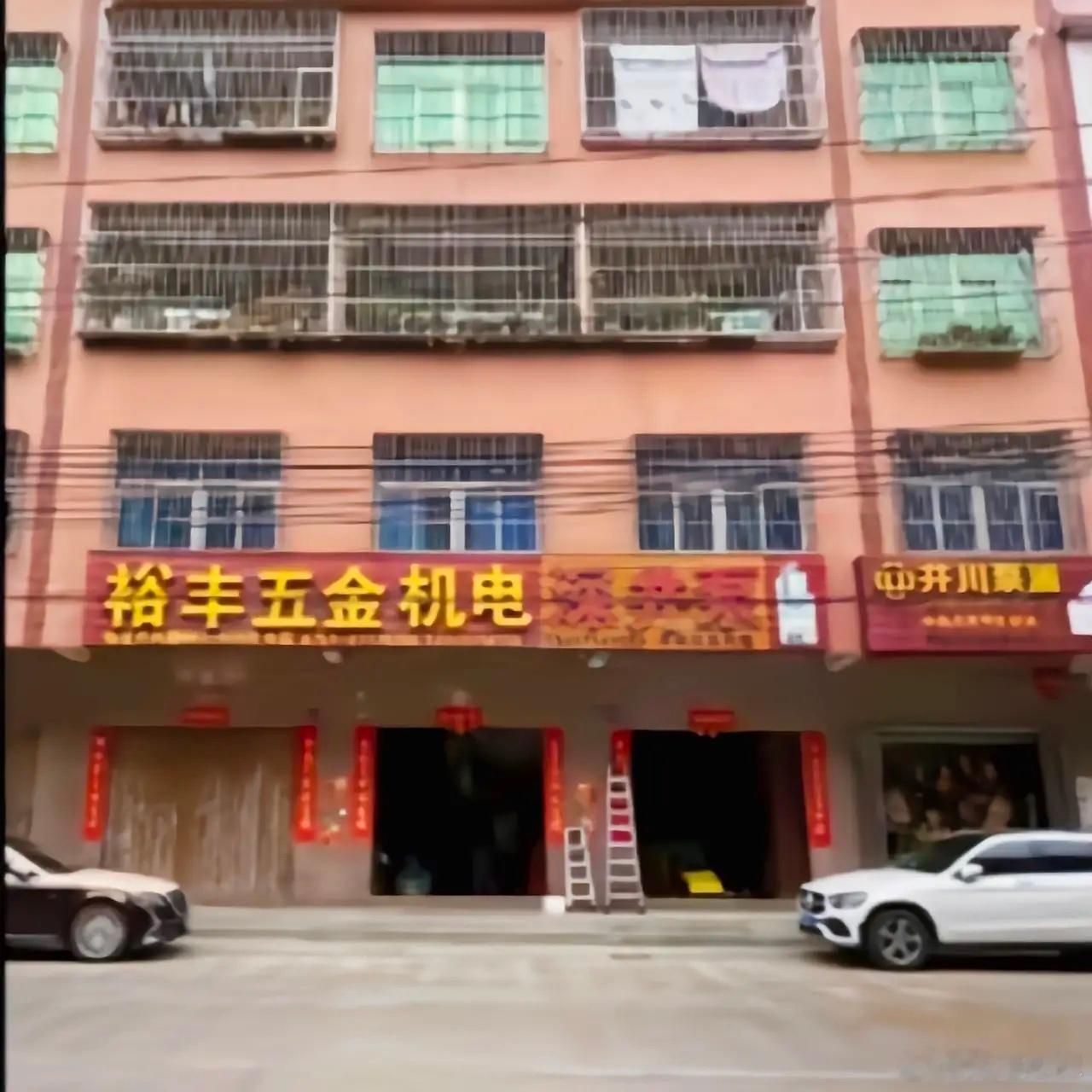 看了汕头起大火的四层房子，才知道为什么一楼起火，全家12口都没逃掉了，第一，每个