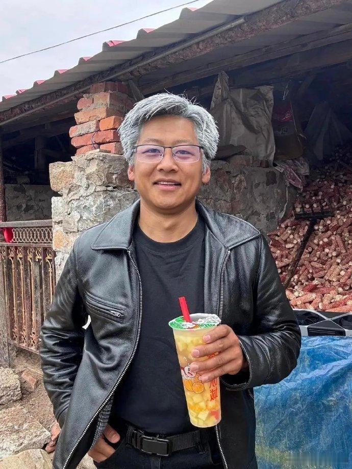 黄仁勋也有模仿者了，这几天“黄银勋”账号涨粉数万，每天直播间涌入上万人，还因太火