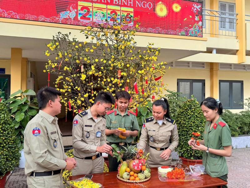 在越南胡志明市，人民保安大学（公安部）学习的柬埔寨王国内政部学生
这些学习的学员