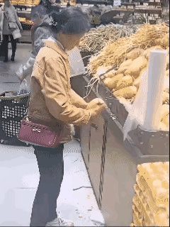 超市里，大妈是这样买莲耦的：不能不说，大妈真的是勤俭持家的典范，让人感慨万端！