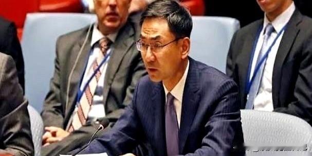 美国这次真不装了。
在联合国开会，代表直接站起来说不承认委内瑞拉政府，还要用“一