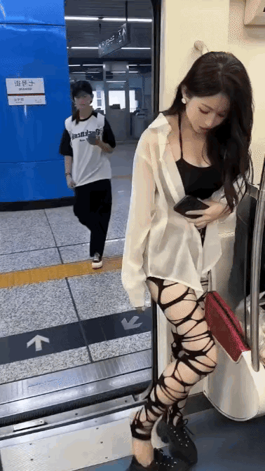 小姐姐，我们先不管鞋不鞋的事情，这袜子是挺特别的，哈哈。