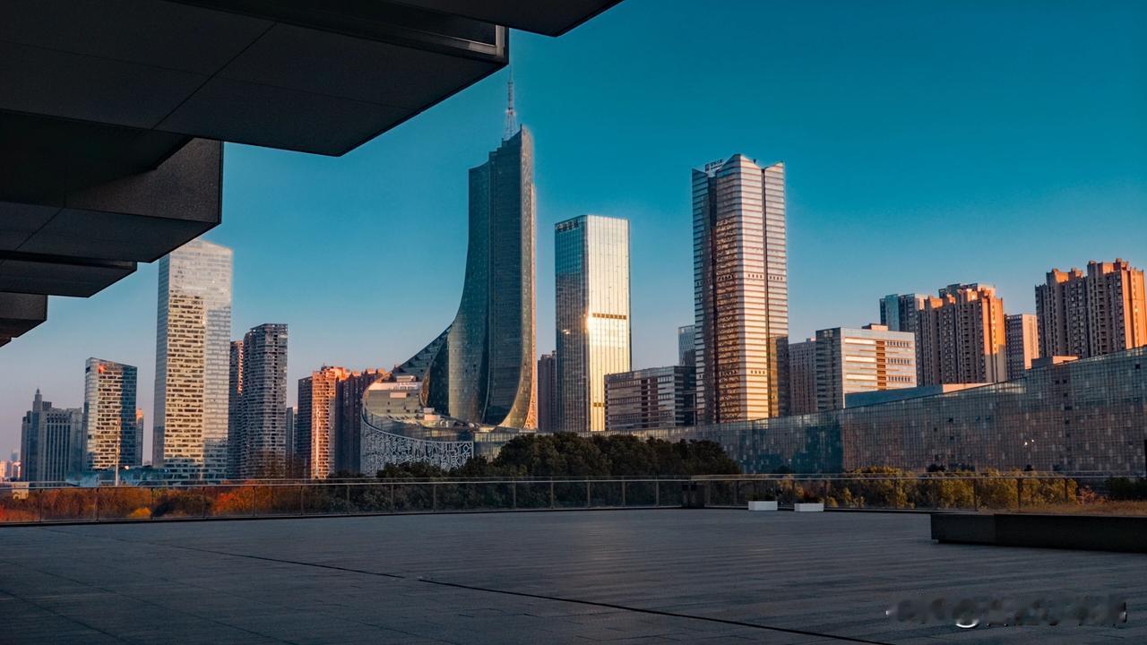 合肥市中心图书馆三楼观景台彻底火了！凭绝佳视野霸屏社交平台，成游客和摄影爱好者争