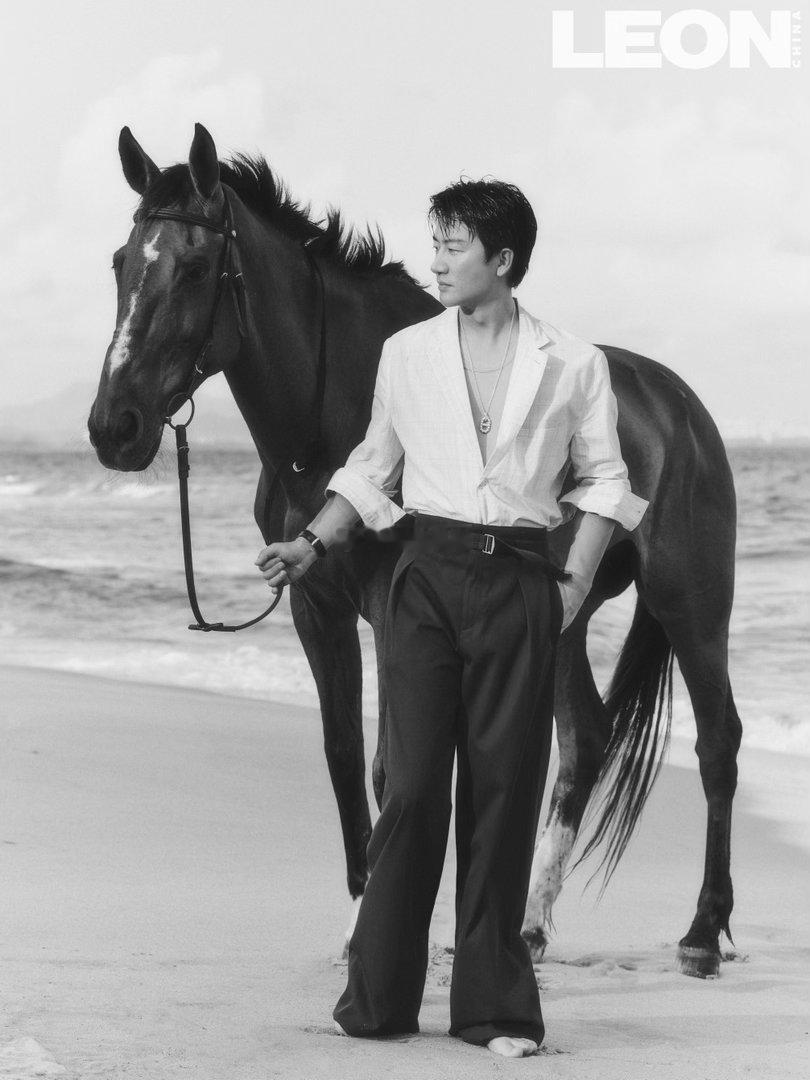 黄轩LEON中文版四月刊封面🦋海浪吻过脚踝，马蹄踏碎夕阳，黄轩以驰于海暮之姿，