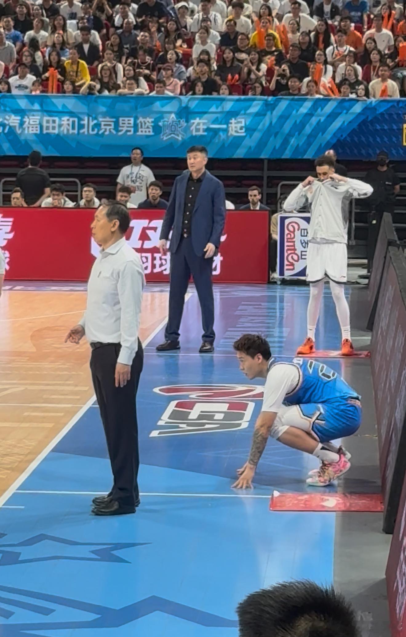 赵睿经过检查重新回到了场上，北京队打出一波18-0的得分高潮。 