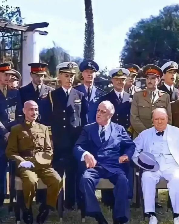 这张老照片里面的老蒋是他最得意的时候，脸上的得意神情不言而喻。这张照片拍摄于19