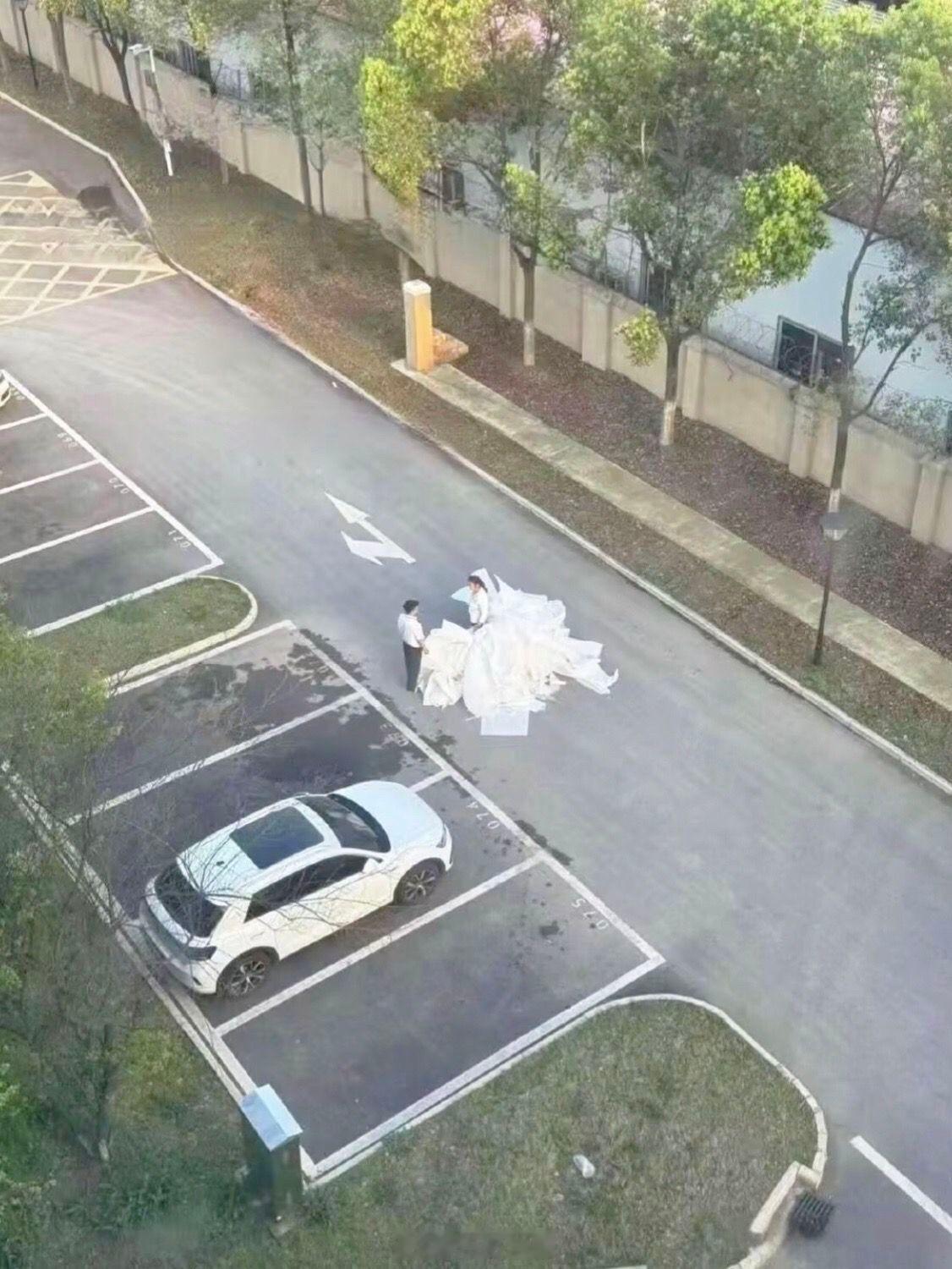 以为是在求婚结果是保安和保洁在清理垃圾 