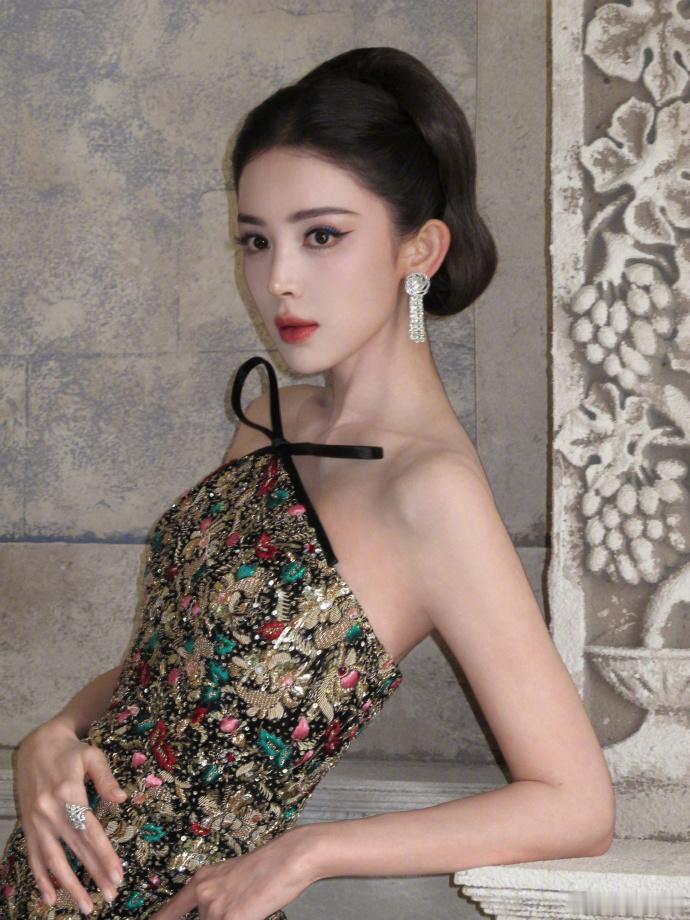 出席VOGUE的明星都美炸了 VOGUE这一场红毯惊喜不断，明星盛装登场，造型很