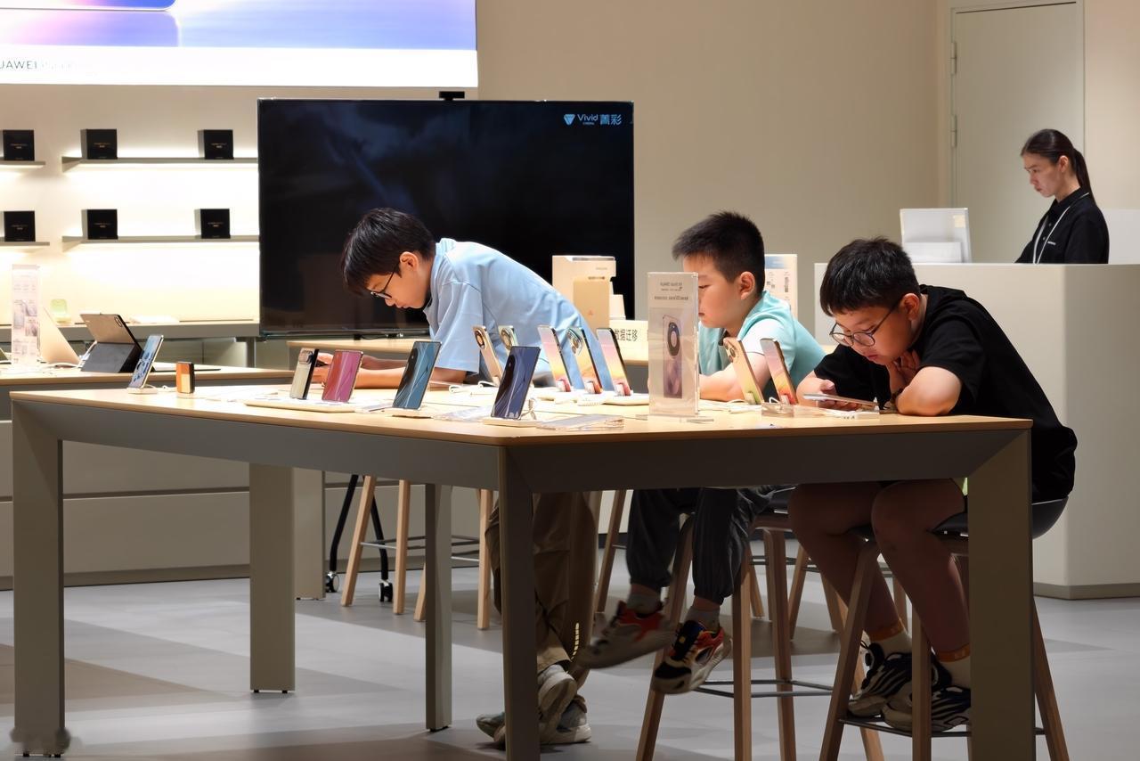 你有多久没换手机了？
先别急着回答。
6 月 30 号，《日经亚洲》放出一则消息