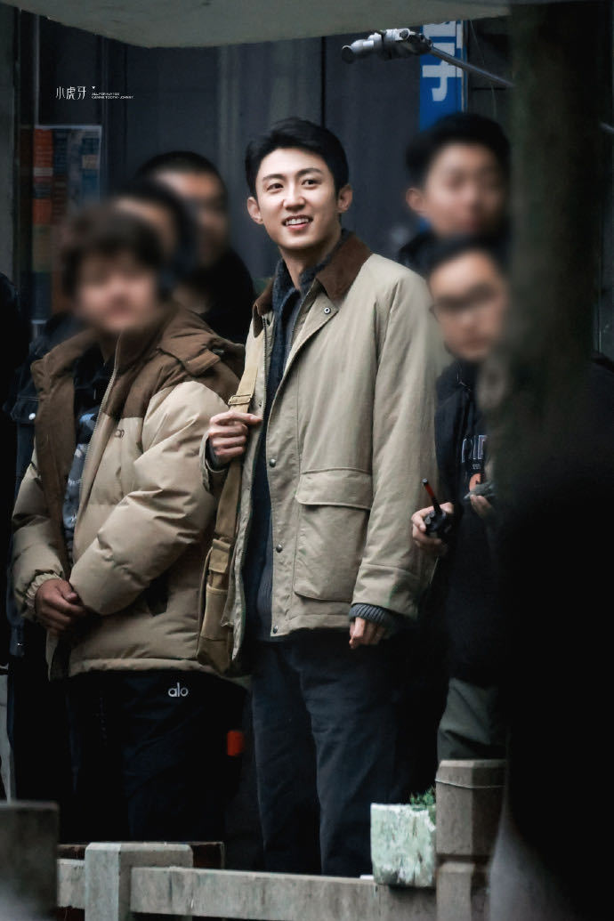 黄景瑜 奋斗文学黄景瑜人夫感 洗旧的棉服裹满人间烟火，人夫感直接爆棚！单手搂肩安