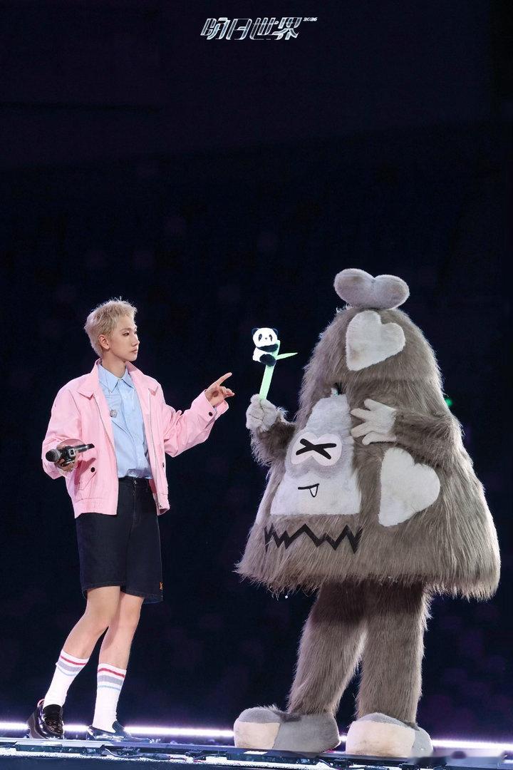 汪苏泷演唱会来了个体育生汪苏泷演唱会体育生空气投篮 汪苏泷演唱会混进来个体育生哈