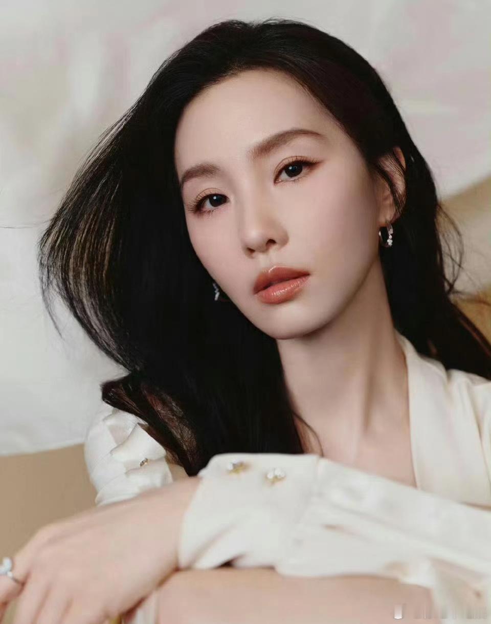 刘诗诗工作室的出图甚至都不如她的生图，脸都给p歪了。 ​​​