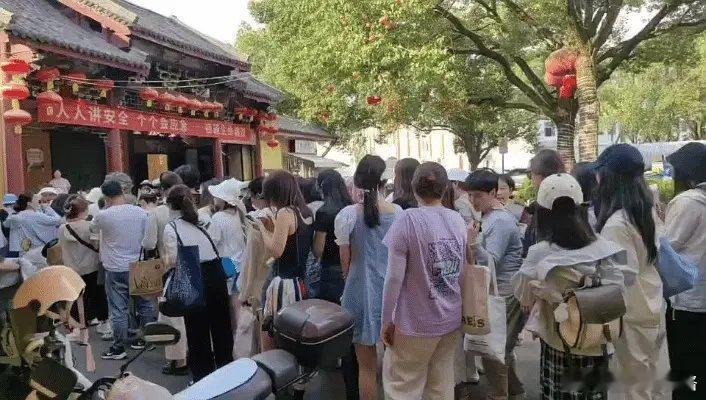远远新剧明天开机，有不少外国粉丝已经到横店了越南远丝、韩国远丝，还有不明国籍的远
