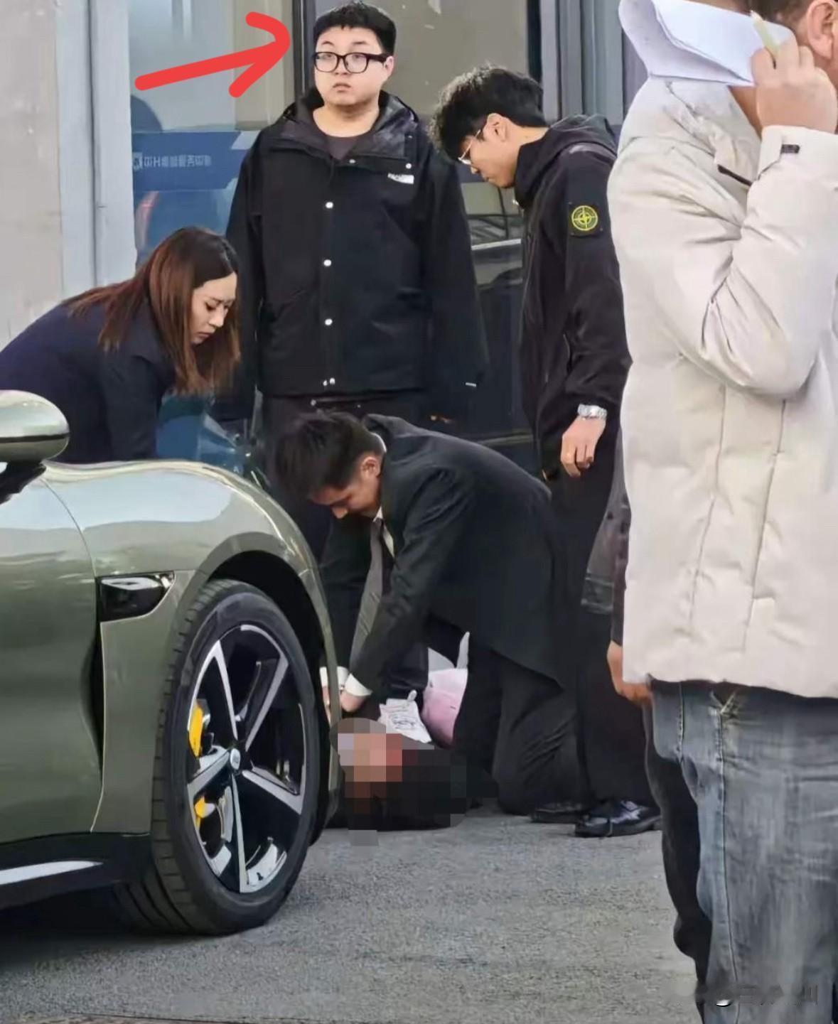 一脸懵逼的小米车主撞人后下车
居然是先查看自己的车有没有被撞坏…
最惨的是那个销