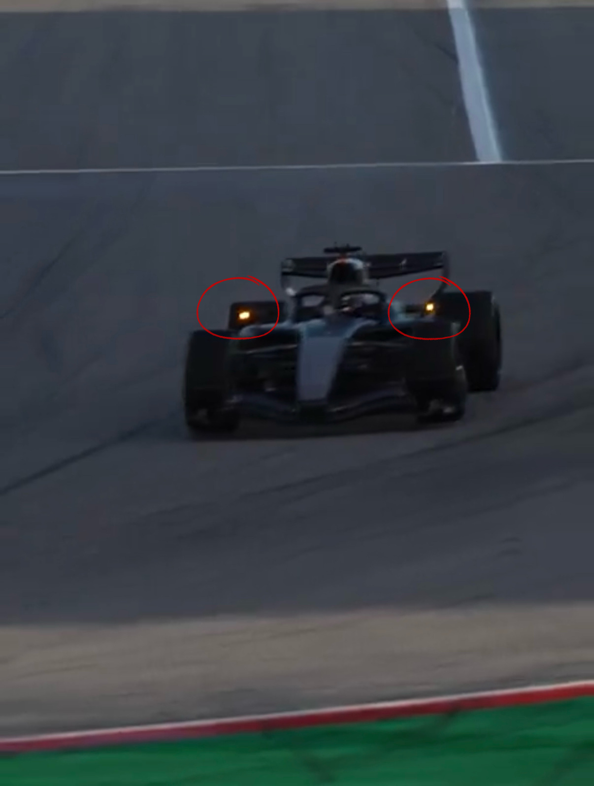 f1 今年新引入的后视镜闪烁警示灯～🚨 