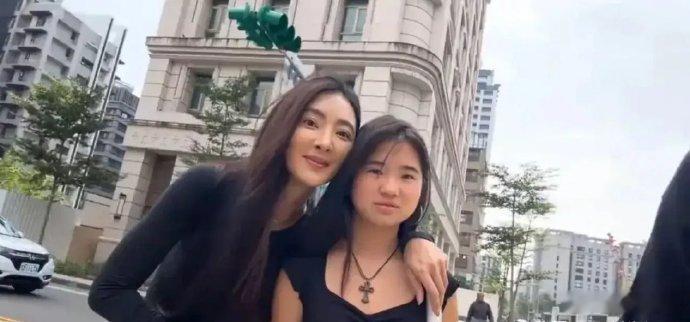 曹格的基因一丝不差地传给了女儿，反观儿子是专挑父母的优点长啊！ 