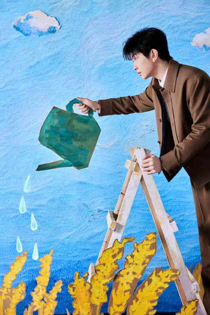 颜人中种地种到了音综 颜人中这“种地—音综”无缝衔接太绝！清爽穿搭配蓝天，松弛又