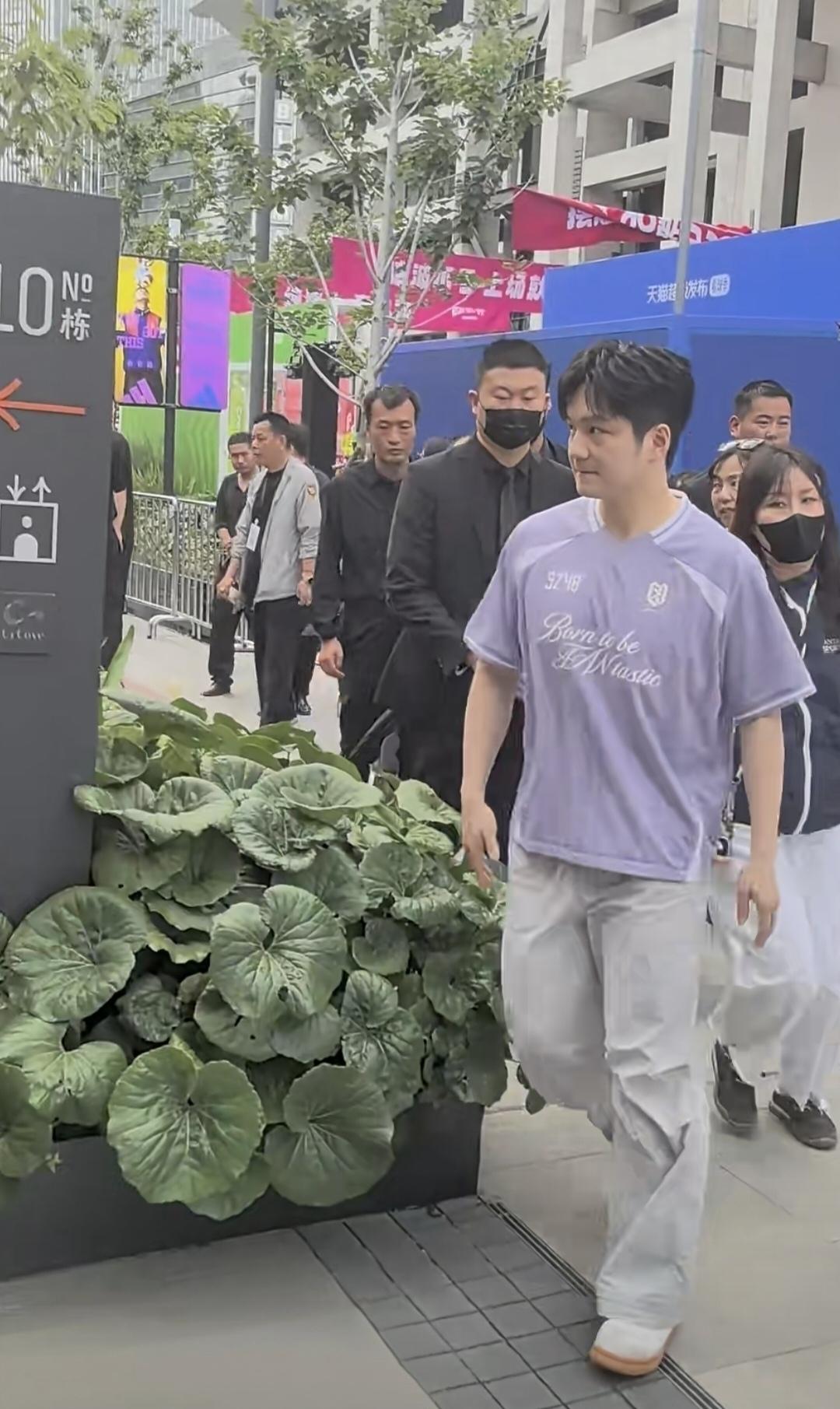 终于等到了，
樊振东紫色短袖，
浅灰色裤子，
清爽又阳光，
板正又帅气！
虽然只