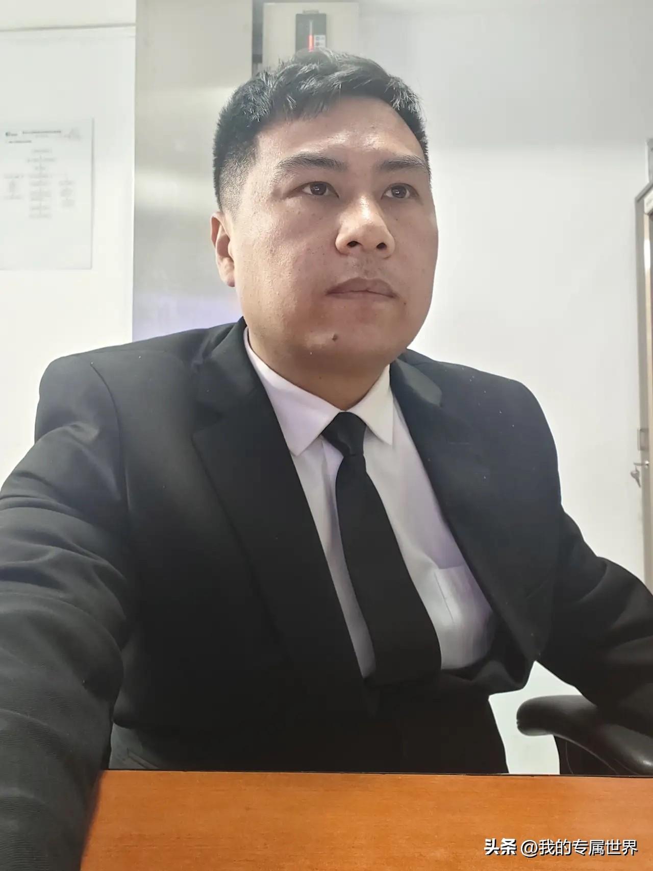 今天是我在上海做保安的第24天，我很高兴我坚持了下来，接下来我会好好做，跟我对班