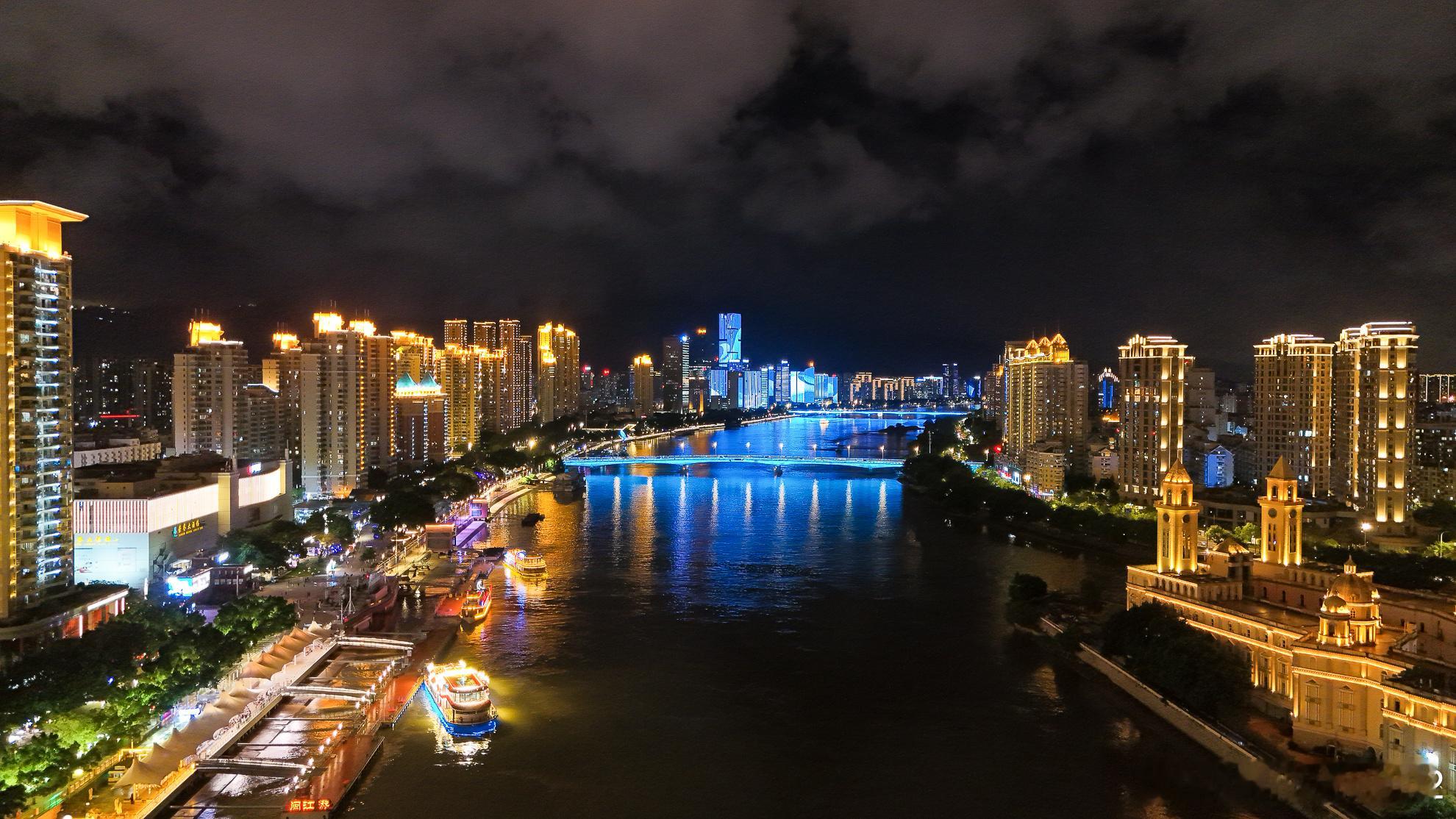 #福州仲夏夜今晚有个局##玩转福州夜探团#当夜幕降临，福州的闽江便化身为一条璀璨
