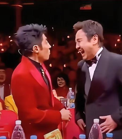 谁还没被沈腾的“腾式绕口令”笑晕？串场把“拜年报幕”说成“我还想来主持”，撒贝宁