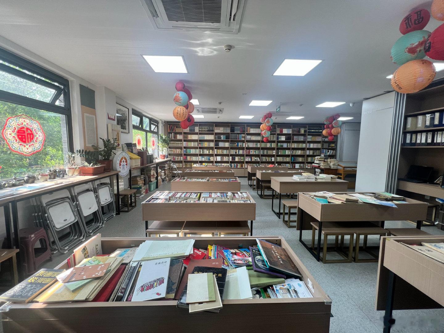 很少来南城办事，来了又不舍得走，遂顶着大太阳去了趟中国书店前门大街店，以前没来过