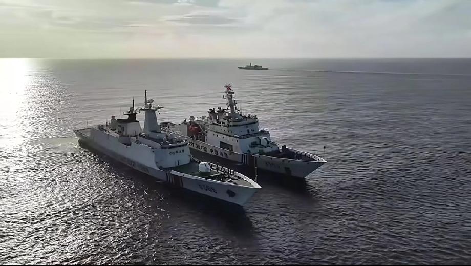 中方海警推出“扼喉”主题海报后，
立刻引起了广泛关注！海报画面里醒目地展示着长荣