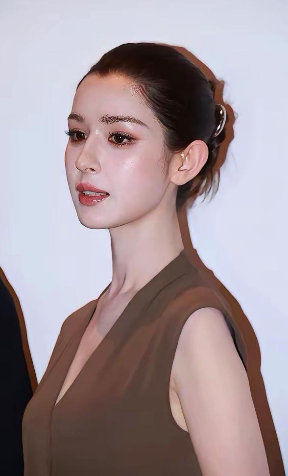 新疆籍三个美女明星，个个肤白貌美大长腿，你都认识几个呢？
新疆有哪些美女明星新疆