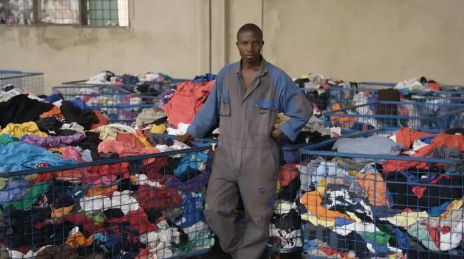 中国旧衣火遍全球：非洲抢、欧洲抢，下一个是美国？ 国内家家户户堆着的旧衣，以前要