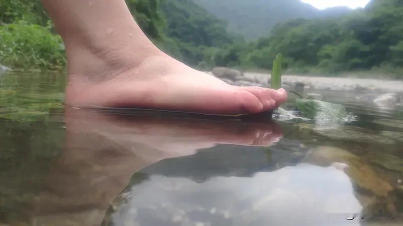 英国“脚部漂流记”：分隔两地的双脚

这起案件充满了悬疑色彩。

离奇发现： 一