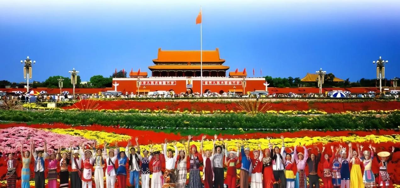 在“极右棍”眼中：
助人是愚昧，自私是光荣，
公平是懒惰，不公是能力，
贪赃是本