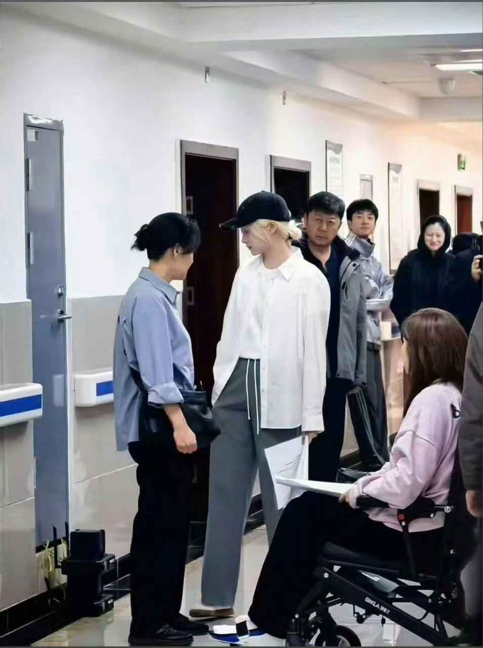 关晓彤生逢其路透 关晓彤为了演白化病患者染发漂眉毛，看的路透真的好值得期待啊啊！