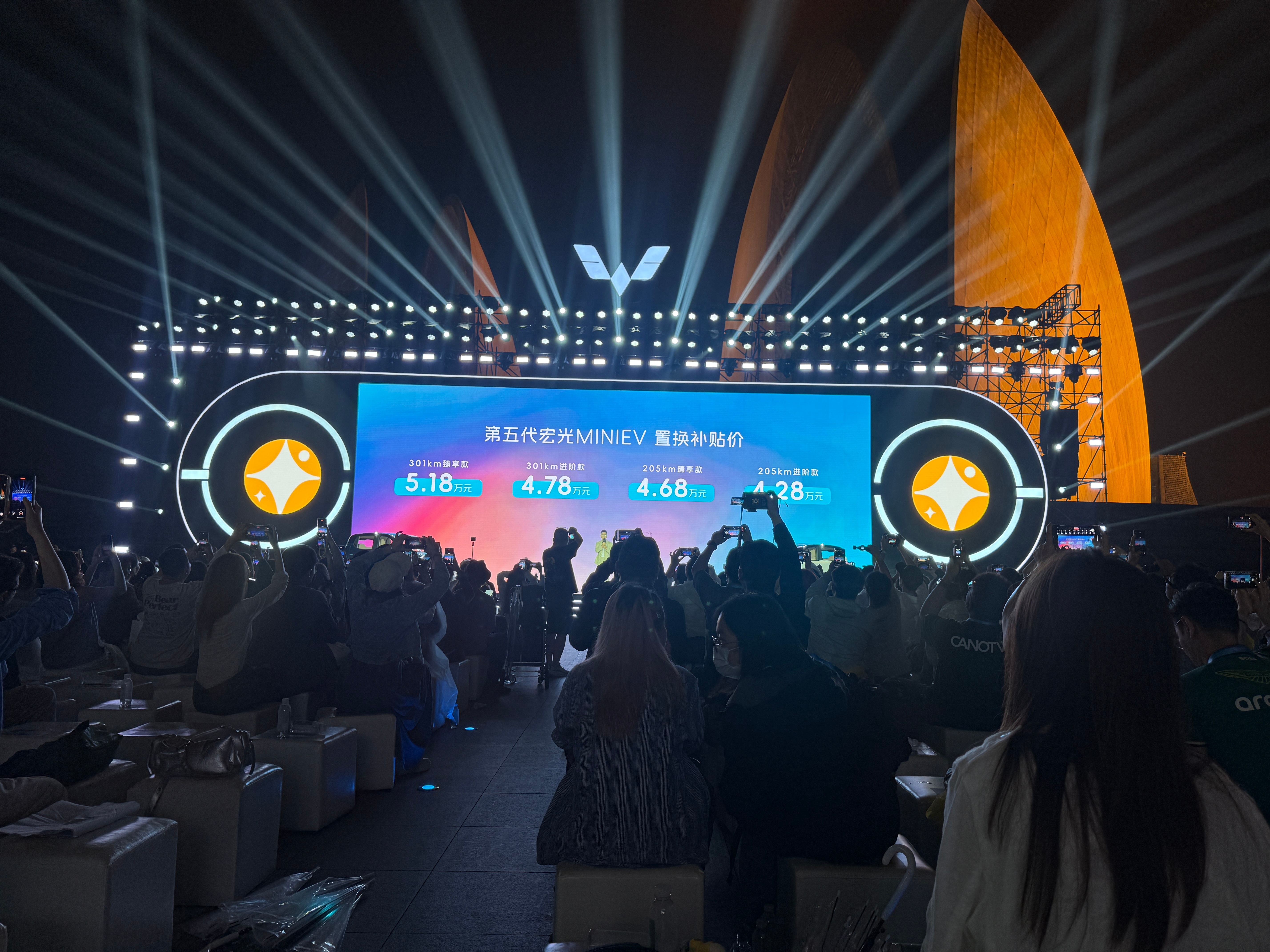 现场直击！第五代宏光MINIEV 42800元起正式上市✨圆滚滚的复古造型+超亲